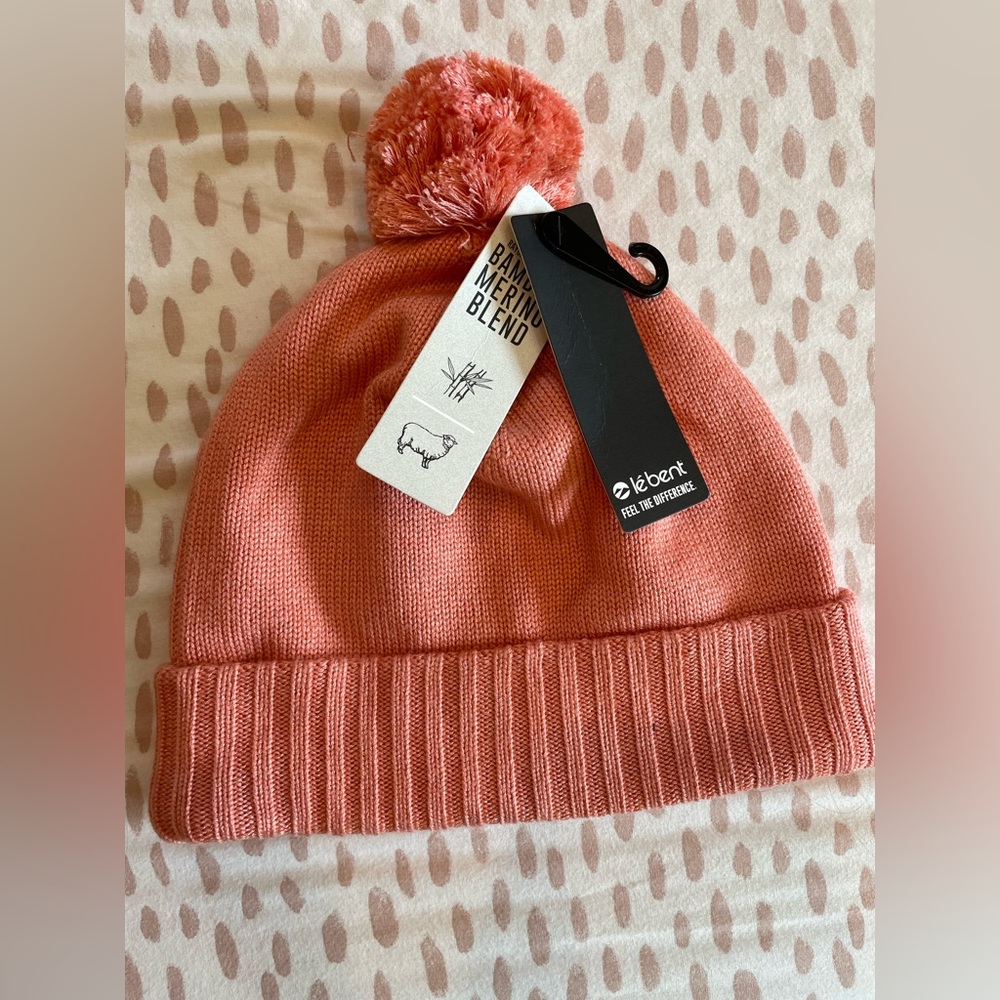 NWT le bent coral beanie w pom pom